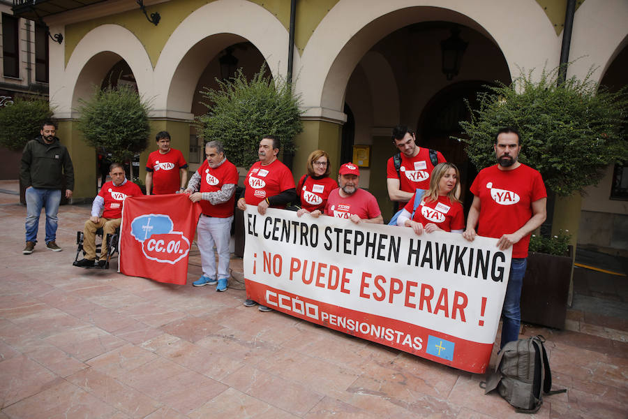 El alcalde de Langreo, Jesús Sánchez, dos ediles de Somos e IU, y el secretario general de CC OO de Asturias, José Manuel Zapico, junto a otros seis representantes sindicales de la comarca han puesto fin a 48 horas de encierro en el Ayuntamiento langreano para exigir la puesta en marcha del equipamiento