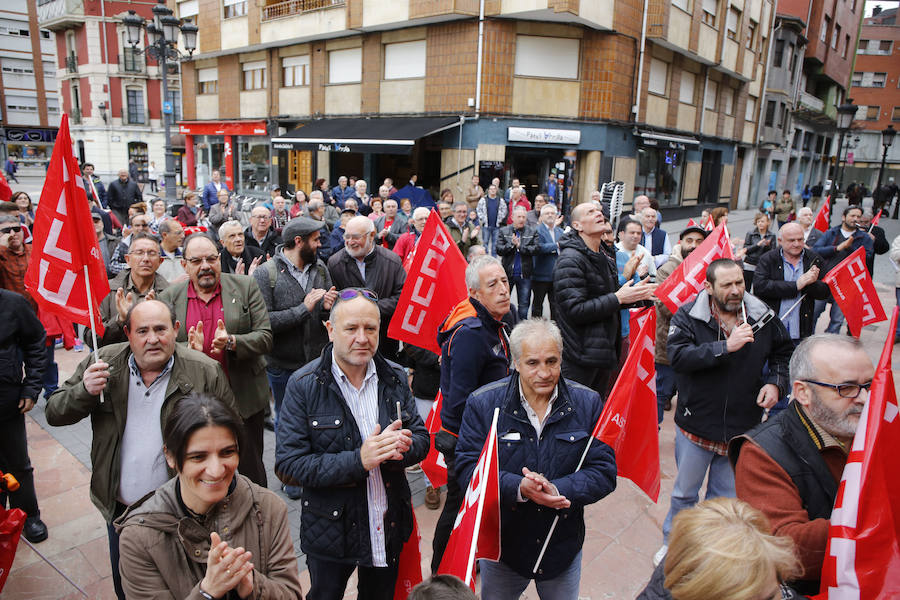 El alcalde de Langreo, Jesús Sánchez, dos ediles de Somos e IU, y el secretario general de CC OO de Asturias, José Manuel Zapico, junto a otros seis representantes sindicales de la comarca han puesto fin a 48 horas de encierro en el Ayuntamiento langreano para exigir la puesta en marcha del equipamiento