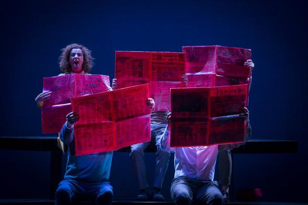 Escena de 'Zenit. La realidad a su medida', de la compañía catalana Els Joglars 