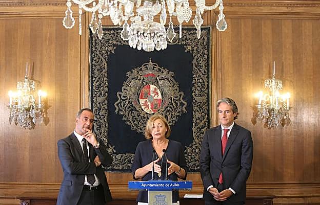 El consejero de Infraestructuras, Fernando Lastra, la alcaldesa, Mariví Monteserín, y el ministro de Fomento. Íñigo de la Serna, el pasado septiembre en el Ayuntamiento. 