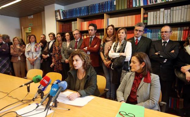 Concentración de jueces y fiscales en la biblioteca del Decanato de Oviedo. 