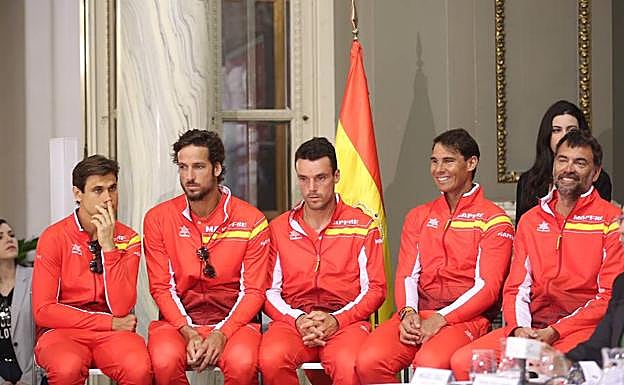 Selección española antes del sorteo para la eliminatoria de la Copa Davis que se disputa en Valencia.