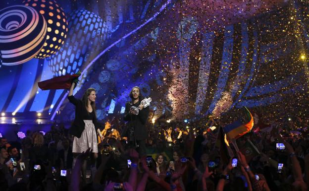 El cantante portugués Salvador Sobral celebra su triunfo en Eurovisión 2017.