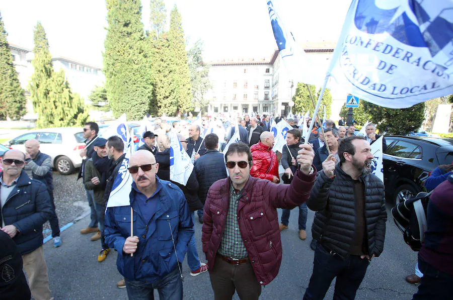 Fotos: Protesta en Oviedo de Policías Locales demandando la jubilación anticipada
