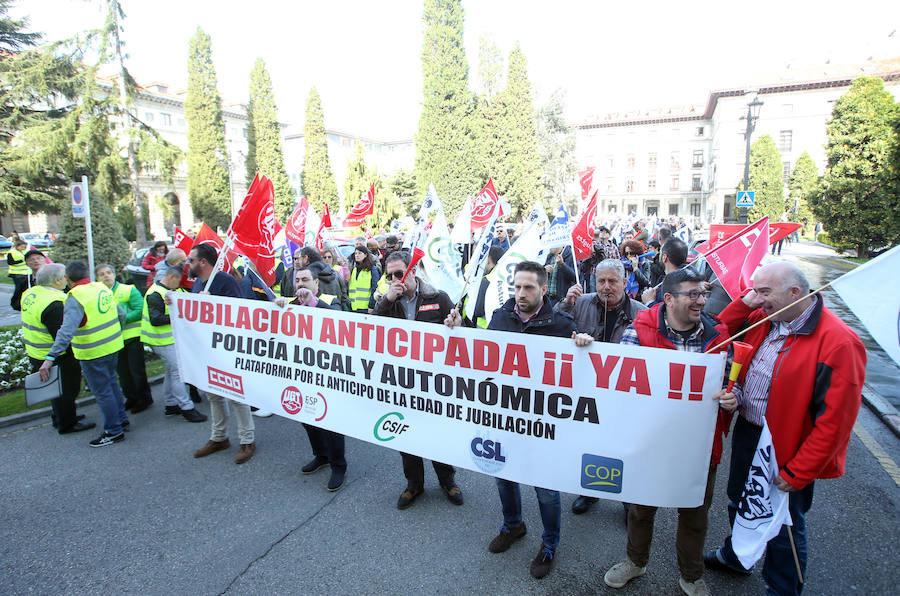 Fotos: Protesta en Oviedo de Policías Locales demandando la jubilación anticipada