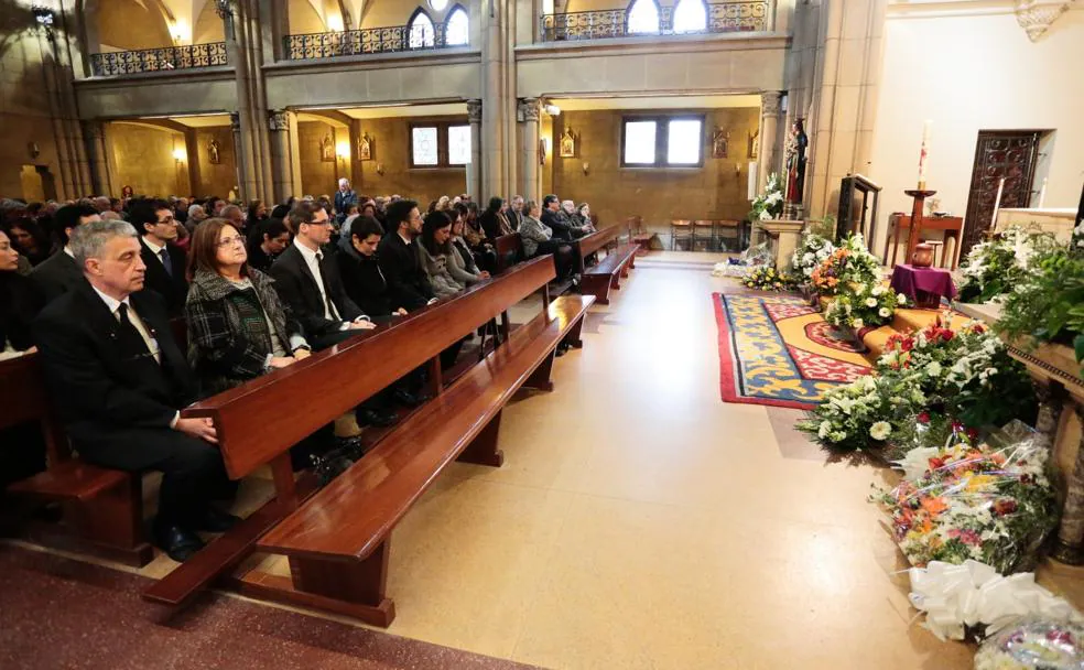 La familia de Joaquín Aranda, en los primeros bancos del templo, mientras las cenizas del arquitecto reposan ante el altar.