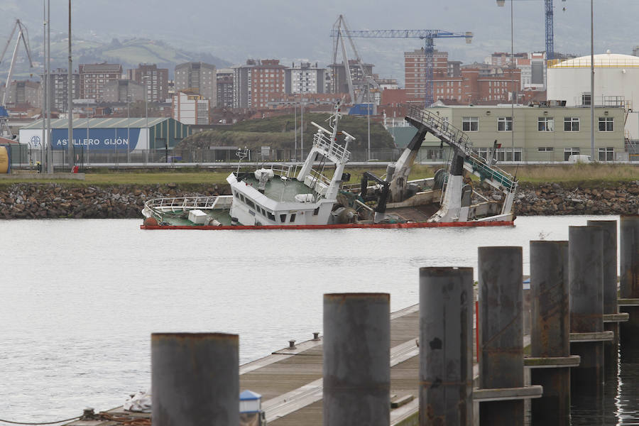 Fotos: El pesquero &#039;Saramago&#039; se hunde en El Musel
