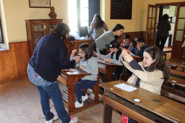Un grupo de niños aprende a coser en una de las aulas del museo.