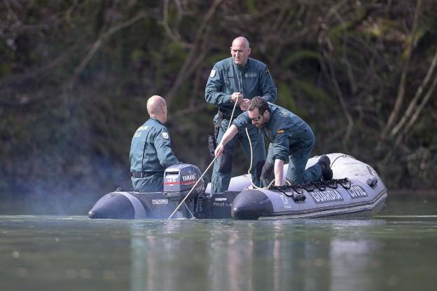 Buzos de la Guardia Civil buscan a Manuel Suárez en un embalse de Quirós