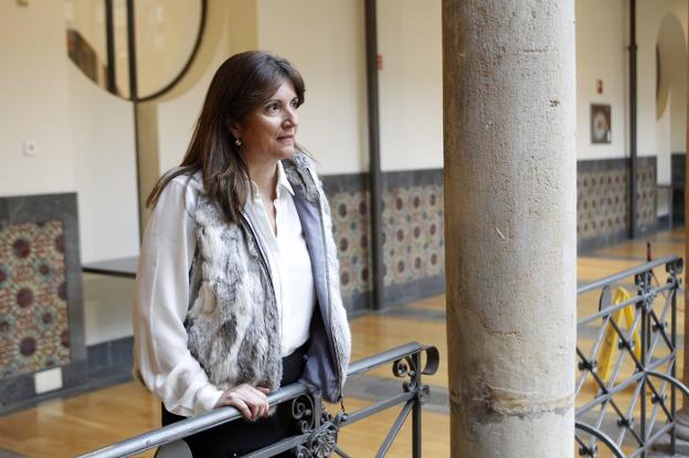 Patricia Planas, antes de su charla, en el patio del Antiguo Instituto. 