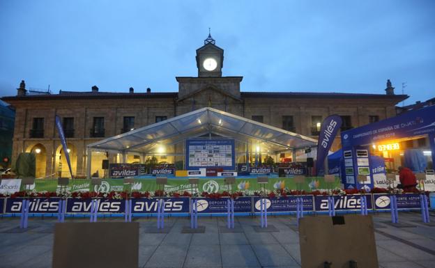 El escenario y la zona de meta y llegada en la Plaza de Espaaña quedó instalado a última hora de la tarde de ayer.