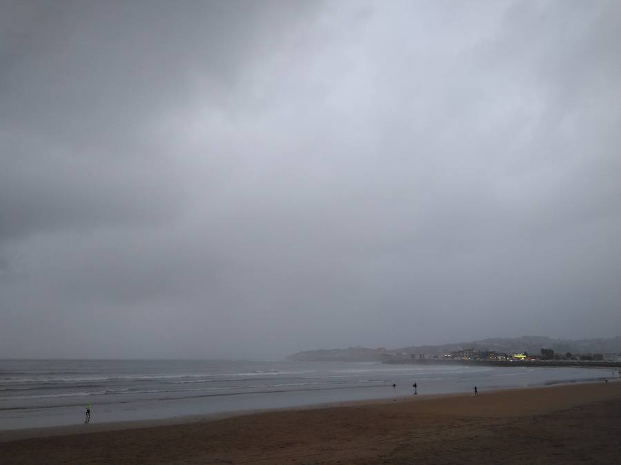 El Nimbostratus es la nube de precipitación por excelencia. Siempre que esté en el cielo estará lloviendo o nevando de forma moderada y continua sobre una gran extensión de terreno. Como de ella está precipitando continuamente agua o nieve el horizonte se ve difuminado.