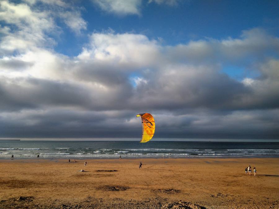 Los estratos de nubes bajas (Stratocumulus y Stratus) son muy frecuentes en Asturias y en toda la costa. ¿ A que se debe?. A que cuando soplan vientos de norte, estos tienen recorrido marítimo (Océano Atlántico), vienen cargados de humedad y deján estas nubes agarradas a la costa. Esta situación se dió mucho el verano pasado en Gijón, por el contrario, si esos días te desplazabas a zonas del interior de Asturias estaba totalmente despejado.