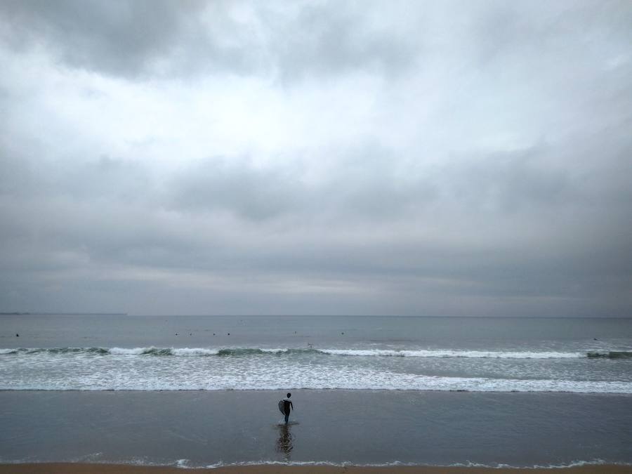 Los estratos de nubes bajas (Stratocumulus y Stratus) son muy frecuentes en Asturias y en toda la costa. ¿ A que se debe?. A que cuando soplan vientos de norte, estos tienen recorrido marítimo (Océano Atlántico), vienen cargados de humedad y deján estas nubes agarradas a la costa. Esta situación se dió mucho el verano pasado en Gijón, por el contrario, si esos días te desplazabas a zonas del interior de Asturias estaba totalmente despejado.
