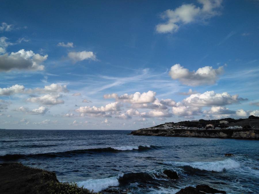 La primera fase de las nubes de desarrollo vertical se caracteriza porque son unas nubes en forma de algodón muy blanquecinas (mas largas que altas). Estas nubes se suelen ver muchas veces en primavera y en verano. Cuando al final de la tarde conservan este aspecto son indicadoras de buen tiempo y nos indican que en los próximos días habrá estabilidad (Sol). Reciben el nombre de Cúmulos de buen tiempo.