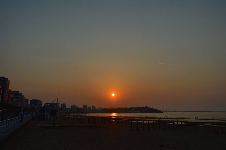 La calima (litometeoro : partículas en suspensión en la atmósfera) es polvo en suspensión procedente del Sahara y durante el primer atardecer del Verano pasado pudimos verlo en Gijón. La calima deja al cielo un aspecto un poco turbio con colores cálidos (rojizos y amarillentos). No hay que confundir la calima (que es polvo del Sahara) con la contaminación.