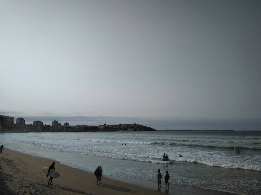 Durante un día del verano del año pasado pudimos ver en Gijón que el cielo tenía un aspecto blanquecino. Podemos pensar que en realidad se trata de una nube, pero fue así. Lo que tuvimos sobre el cielo ese día fue humo procedente de los incendios que hubo en Canada y que debido a la circulación general de la Atmósfera fueron transportados a muchísimos Km de distancia y hasta nuestra latitud.