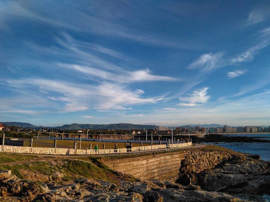 Nubes altas en forma de filamentos rectilíneos muy alargados. Se trata de Cirrus. Cuando estos cubren gran extensión del cielo y van en aumento nos indica que habrá un cambio de tiempo en los próximos. Se acerca un frente (lluvias).