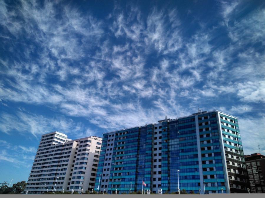 A veces los filamentos rectilíneos de las nubes altas se entrelazan unos con otros y se asemejan a los ovillos de lana. Estos también nos indican un cambio de tiempo en los próximos días. Se acerca un frente (lluvia).