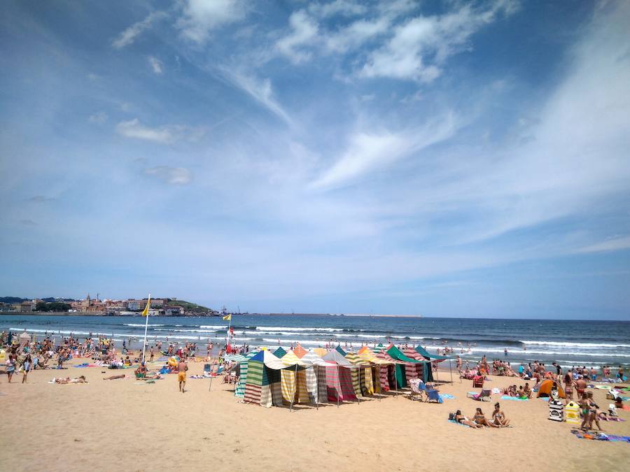 En muchas ocasiones esos Cirrus pueden llegar a ser muy densos y salirse de esa forma de fibras que les caracteriza. En este caso cubren el cielo por completo y no dejan ver el azul del cielo. Estos Cirrus se forman porque a esa altura hay una elevada humedad que nos indica inestabilidad. Por lo que se acerca un frente y la lluvia también.