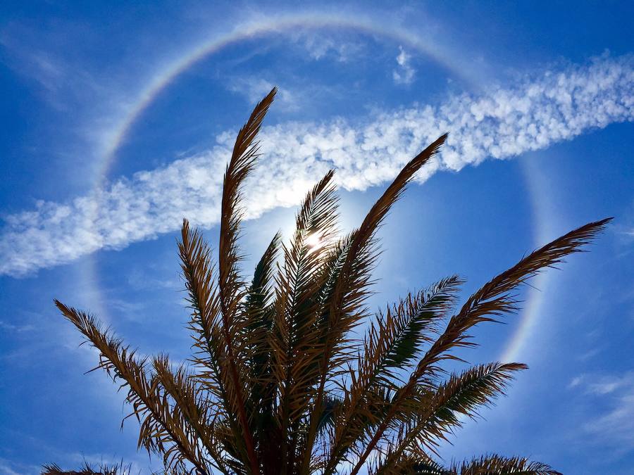 En algunas ocasiones las nubes altas pueden llegar a ser muy tenues, como si fueran un velo casi invisibles, y lo que nos indican que están ahí son los fenómenos ópticos que producen. En este caso y Halo completo.