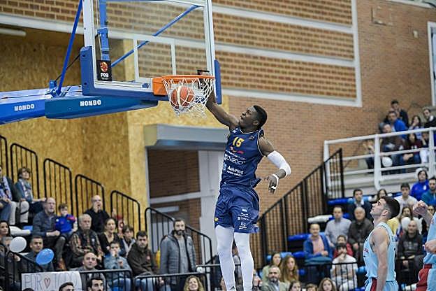 Romaric Belemene, del Unión Financiera, realiza un mate durante el partido ante el Barcelona Lassa. 