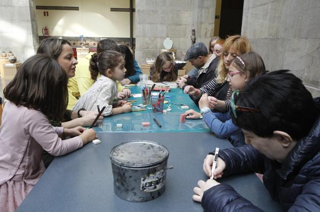 Varios niños, en el taller 'Corazón de papel' celebrado ayer en el Antiguo Instituto. 