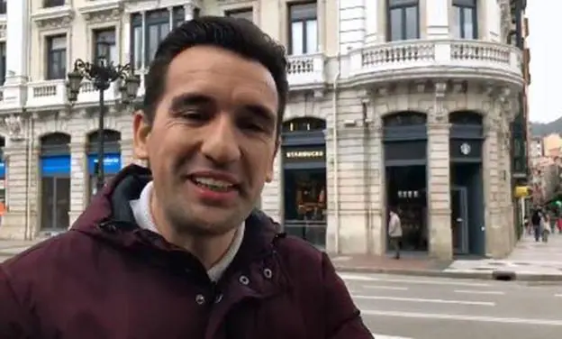«Sois gilipollas», la polémica crítica de un humorista a los 'primeros' del Starbucks de Oviedo