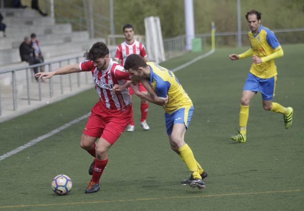 Gabri, del San Claudio, presiona a Jorge, del Candás, durante el partido de ayer en Oviedo. 