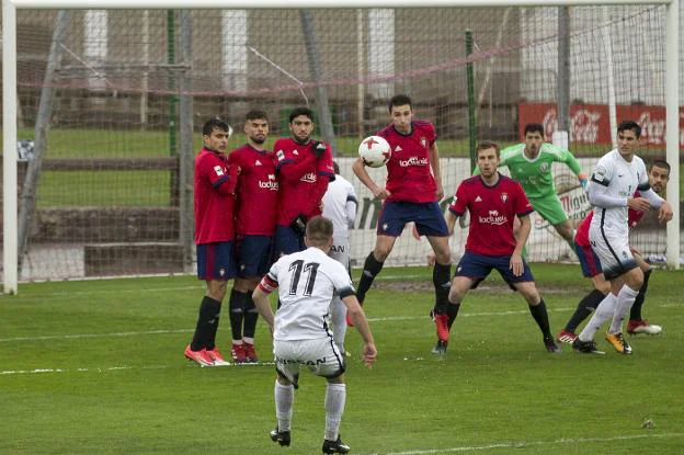 Cayarga, con el 11 a la espalda, en el lanzamiento de la falta que supuso el gol rojiblanco. 