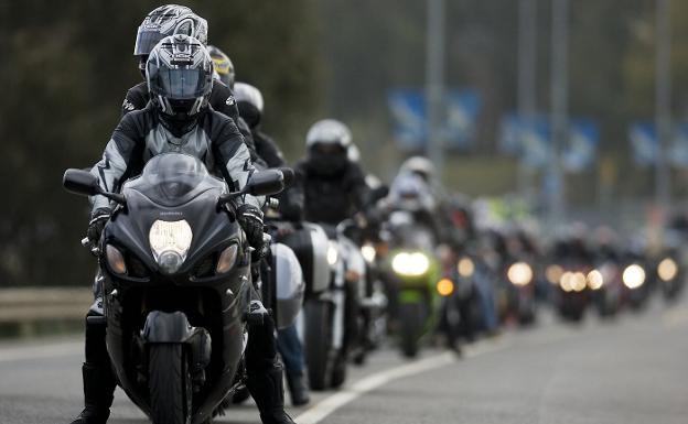 Aficionados al motociclismo hacen cola para poder entrar en el circuito gaditano de Jerez. 