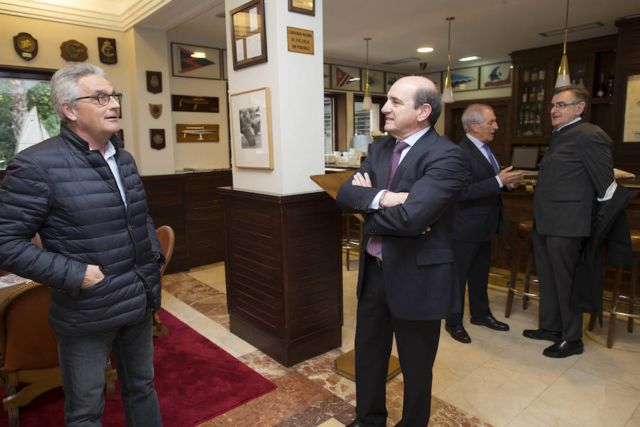 El ministro de Fomento, Íñigo de la Serna, ha analizado el presente y futuro de las infraestructuras en Asturias en el Fórum EL COMERCIO, organizado en colaboración con el SabadellHerrero. 