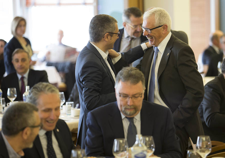 El ministro de Fomento, Íñigo de la Serna, ha analizado el presente y futuro de las infraestructuras en Asturias en el Fórum EL COMERCIO, organizado en colaboración con el SabadellHerrero. 