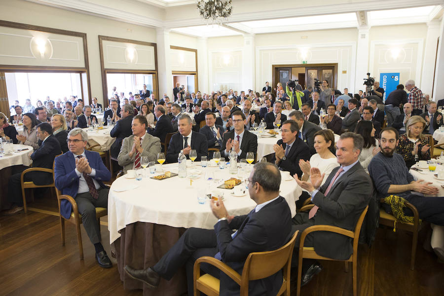 El ministro de Fomento, Íñigo de la Serna, ha analizado el presente y futuro de las infraestructuras en Asturias en el Fórum EL COMERCIO, organizado en colaboración con el SabadellHerrero. 