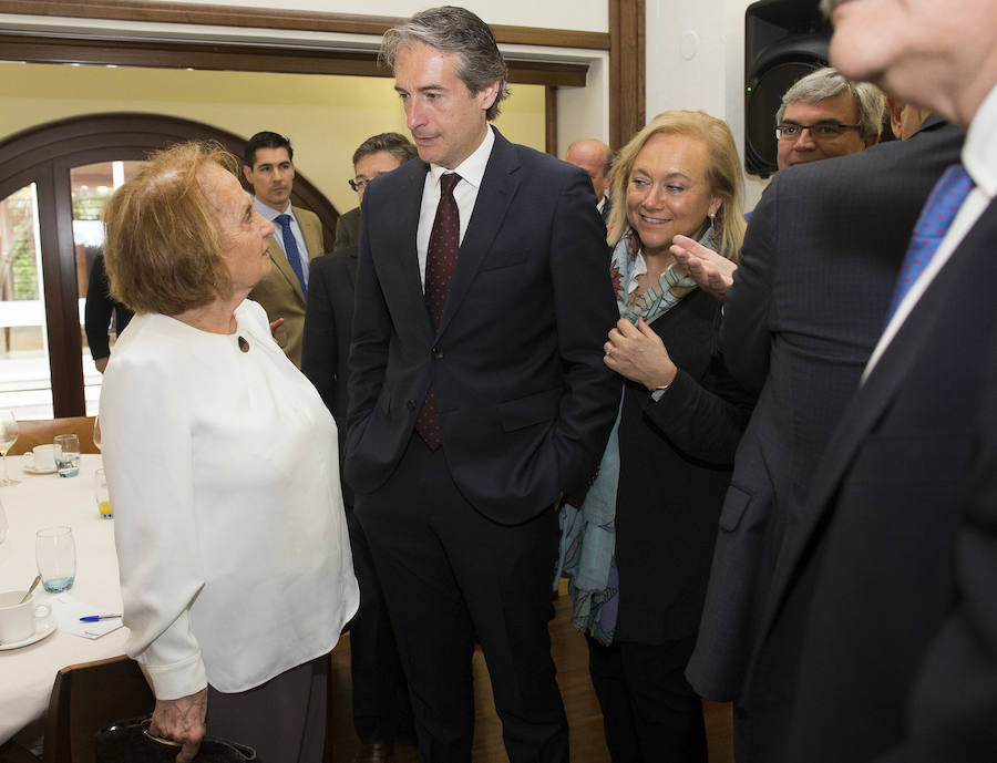 El ministro de Fomento, Íñigo de la Serna, ha analizado el presente y futuro de las infraestructuras en Asturias en el Fórum EL COMERCIO, organizado en colaboración con el SabadellHerrero. 