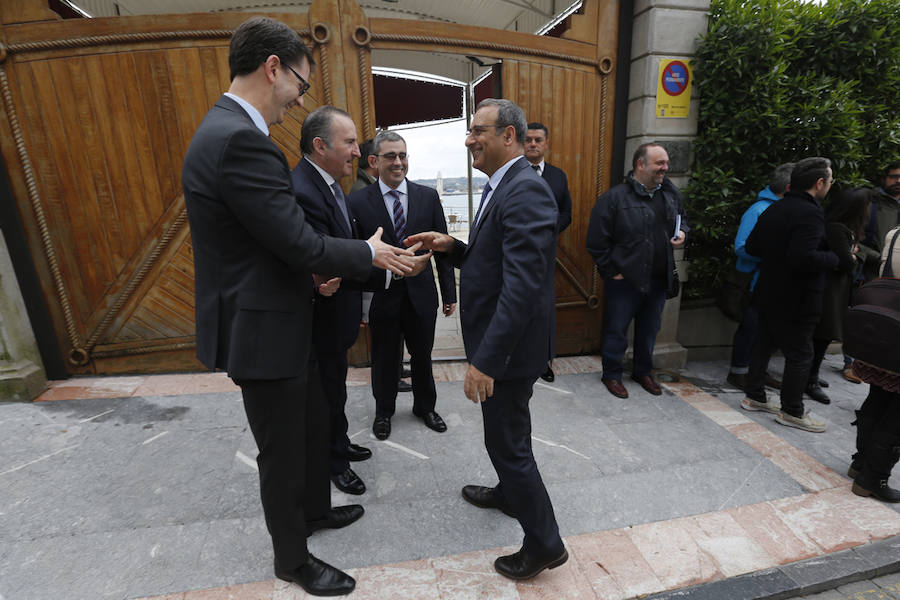 El ministro de Fomento, Íñigo de la Serna, ha analizado el presente y futuro de las infraestructuras en Asturias en el Fórum EL COMERCIO, organizado en colaboración con el SabadellHerrero. 