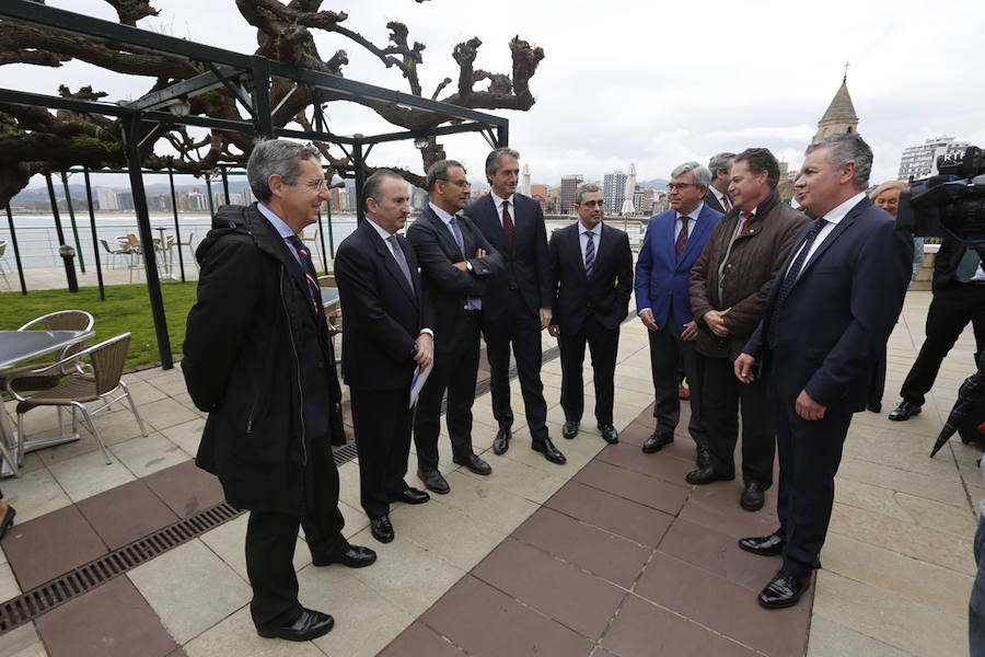 El ministro de Fomento, Íñigo de la Serna, ha analizado el presente y futuro de las infraestructuras en Asturias en el Fórum EL COMERCIO, organizado en colaboración con el SabadellHerrero. 