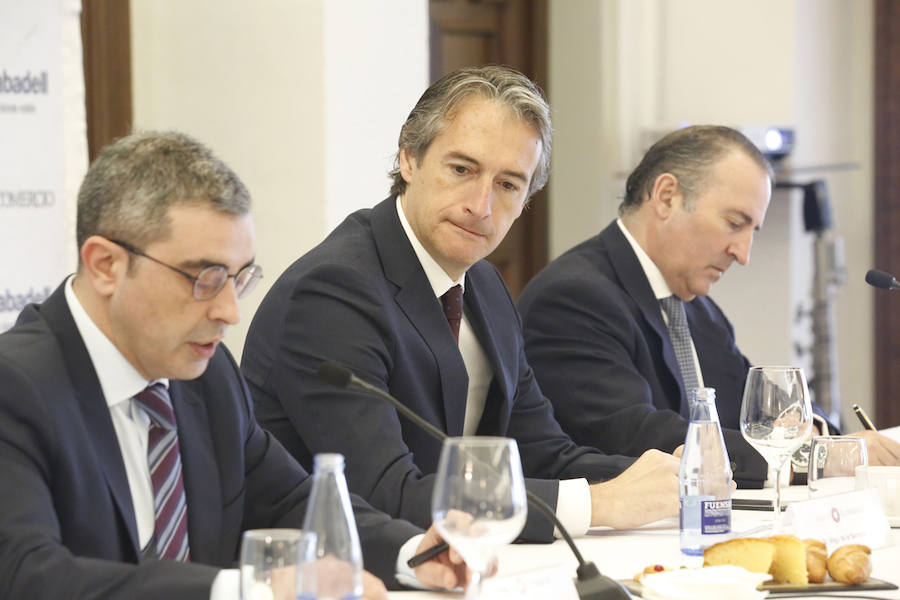 El ministro de Fomento, Íñigo de la Serna, ha analizado el presente y futuro de las infraestructuras en Asturias en el Fórum EL COMERCIO, organizado en colaboración con el SabadellHerrero. 