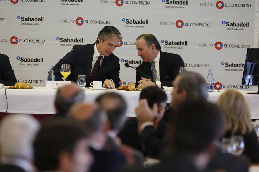 El ministro de Fomento, Íñigo de la Serna, ha analizado el presente y futuro de las infraestructuras en Asturias en el Fórum EL COMERCIO, organizado en colaboración con el SabadellHerrero. 