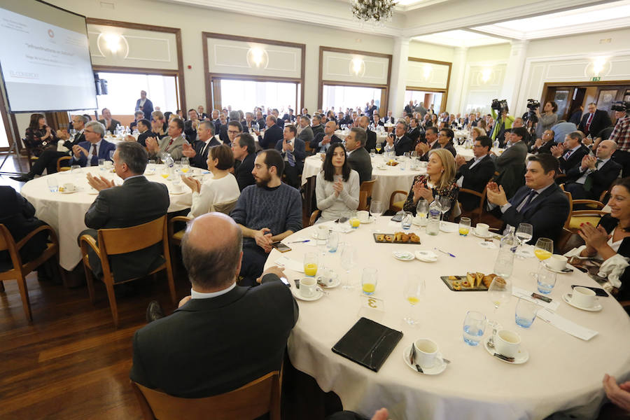 El ministro de Fomento, Íñigo de la Serna, ha analizado el presente y futuro de las infraestructuras en Asturias en el Fórum EL COMERCIO, organizado en colaboración con el SabadellHerrero. 