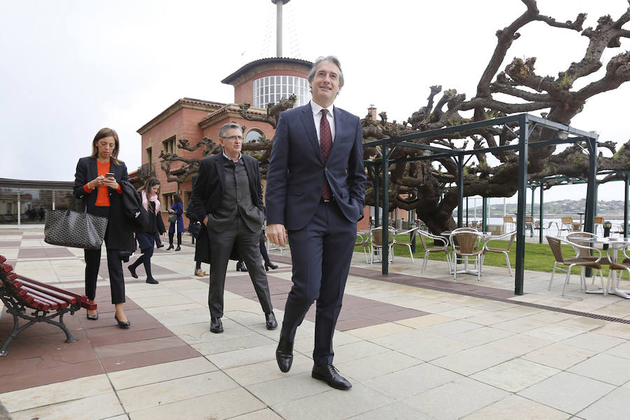 El ministro de Fomento, Íñigo de la Serna, ha analizado el presente y futuro de las infraestructuras en Asturias en el Fórum EL COMERCIO, organizado en colaboración con el SabadellHerrero. 