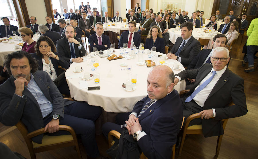 El ministro de Fomento, Íñigo de la Serna, ha analizado el presente y futuro de las infraestructuras en Asturias en el Fórum EL COMERCIO, organizado en colaboración con el SabadellHerrero. 