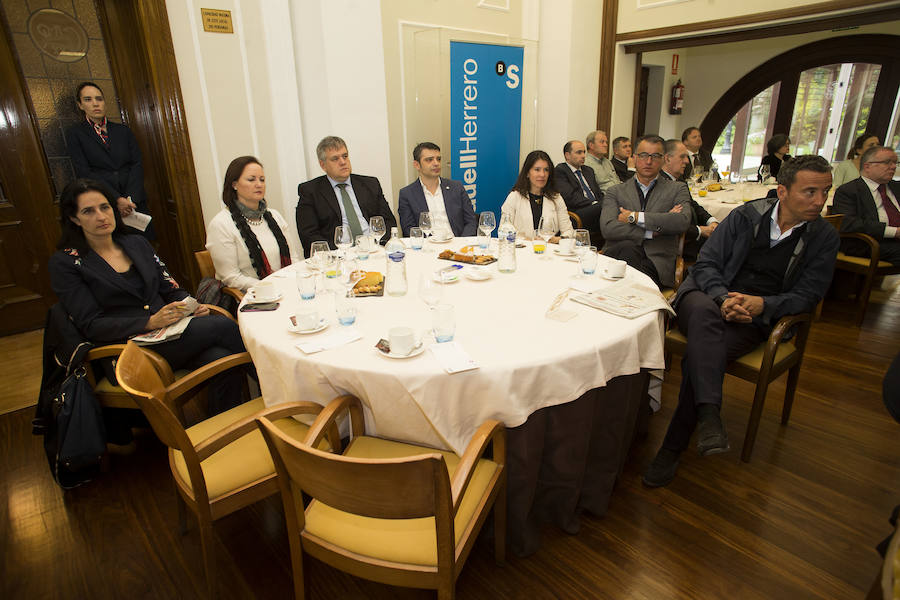 El ministro de Fomento, Íñigo de la Serna, ha analizado el presente y futuro de las infraestructuras en Asturias en el Fórum EL COMERCIO, organizado en colaboración con el SabadellHerrero. 