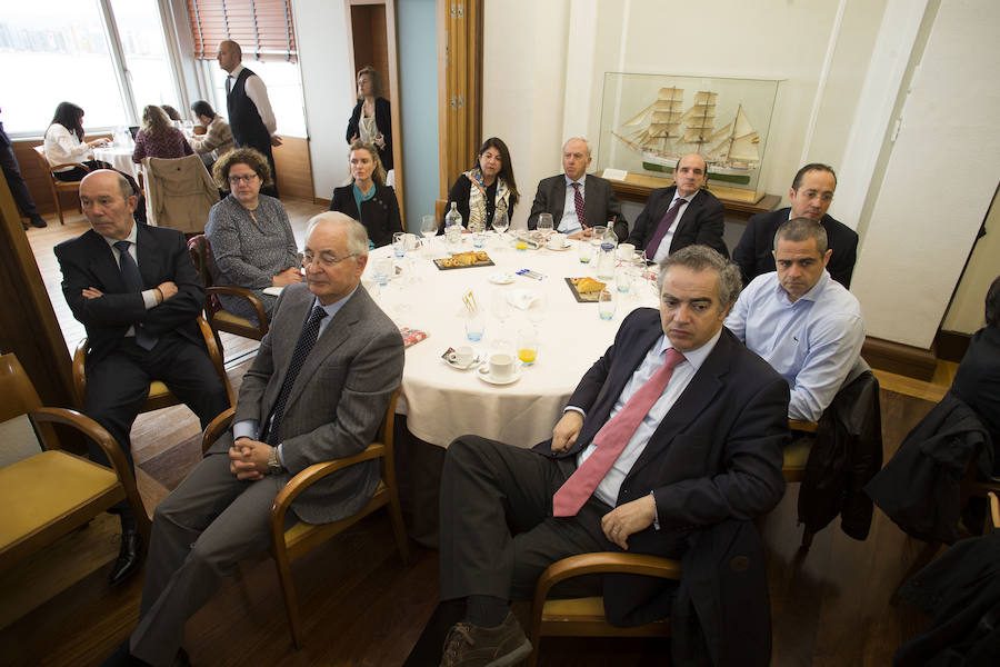 El ministro de Fomento, Íñigo de la Serna, ha analizado el presente y futuro de las infraestructuras en Asturias en el Fórum EL COMERCIO, organizado en colaboración con el SabadellHerrero. 