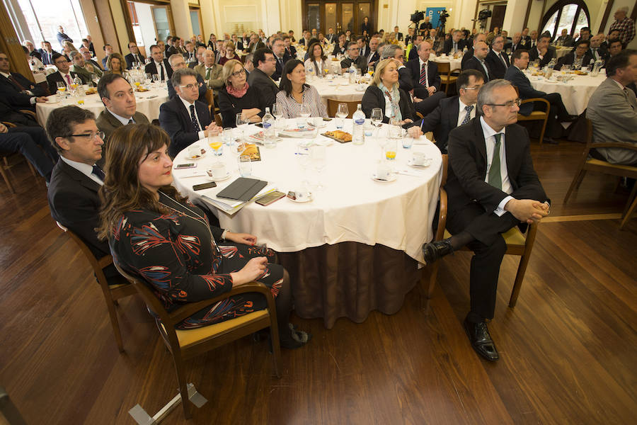 El ministro de Fomento, Íñigo de la Serna, ha analizado el presente y futuro de las infraestructuras en Asturias en el Fórum EL COMERCIO, organizado en colaboración con el SabadellHerrero. 