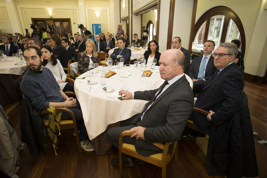 El ministro de Fomento, Íñigo de la Serna, ha analizado el presente y futuro de las infraestructuras en Asturias en el Fórum EL COMERCIO, organizado en colaboración con el SabadellHerrero. 