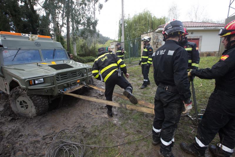 La Unidad Militar de Emergencias se encuentra esta semana en Pravia realizando maniobras de entrenamiento. Ensayan rescates en la zona del embarcadero y también en espacios cerrados