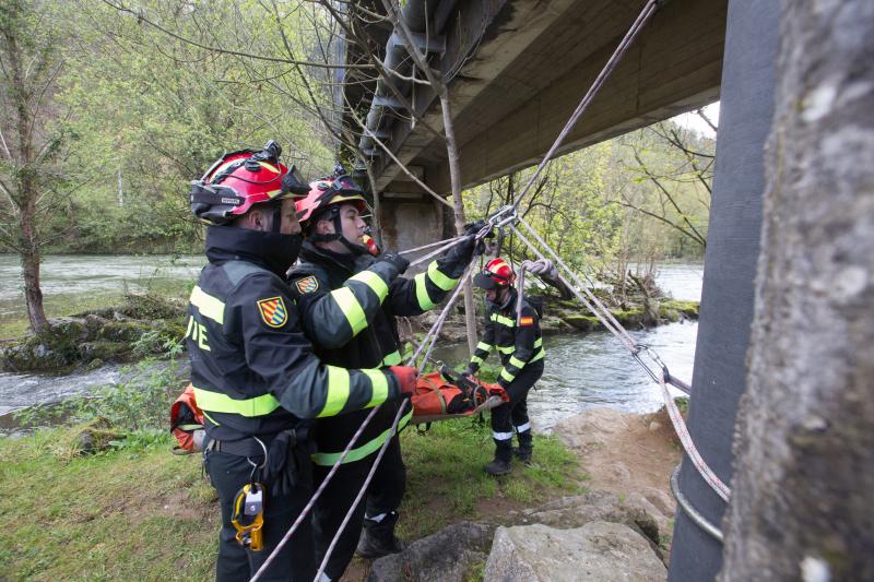 La Unidad Militar de Emergencias se encuentra esta semana en Pravia realizando maniobras de entrenamiento. Ensayan rescates en la zona del embarcadero y también en espacios cerrados