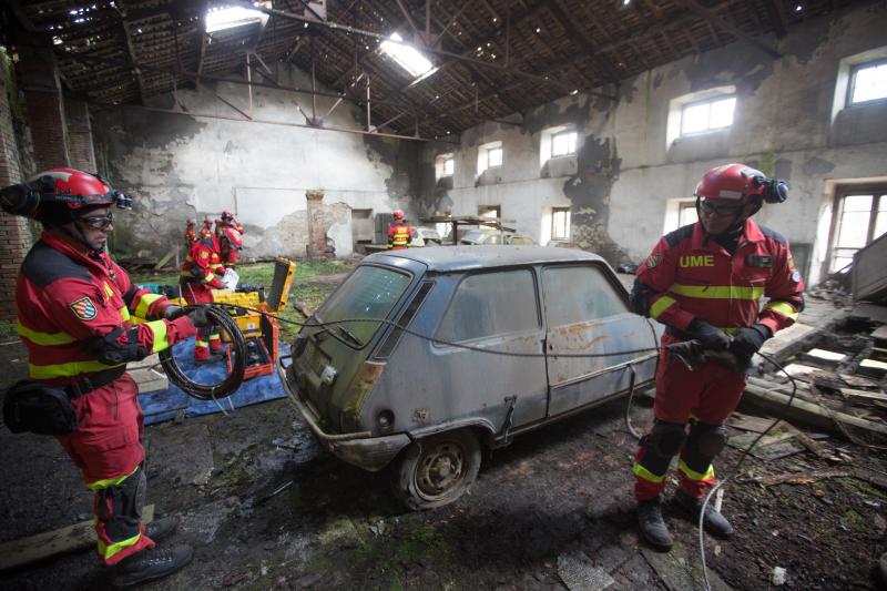 La Unidad Militar de Emergencias se encuentra esta semana en Pravia realizando maniobras de entrenamiento. Ensayan rescates en la zona del embarcadero y también en espacios cerrados