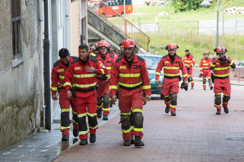 La Unidad Militar de Emergencias se encuentra esta semana en Pravia realizando maniobras de entrenamiento. Ensayan rescates en la zona del embarcadero y también en espacios cerrados